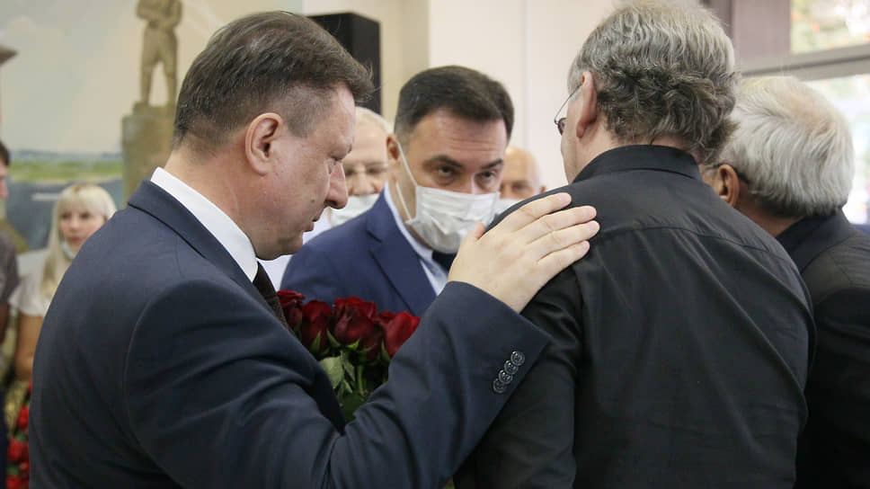 Председатель городской думы Олег Лавричев (слева) и зампредседателя совета директоров ПАО НИТЕЛ Михаил Гапонов выражают соболезнования сыну покойного, друзьями которого были много лет