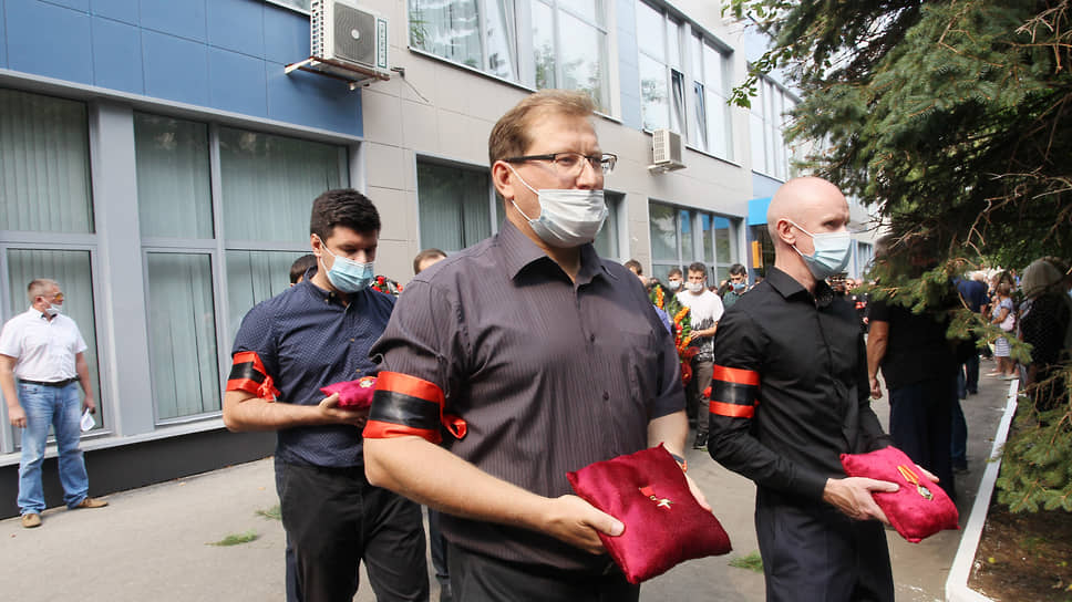 Государственные награды покойного несли перед гробом