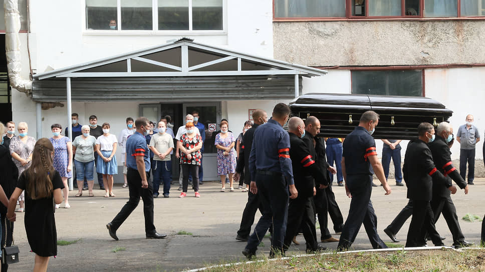 Последний путь Владимира Лузянина пролегал по родному заводу, где у каждого цеха его молча провожали рабочие