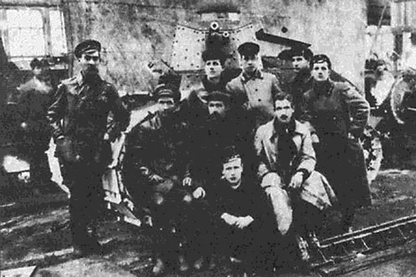 Гаугель в цеху с создателями первого танка на заводе "Красное Сормово". 1919 год