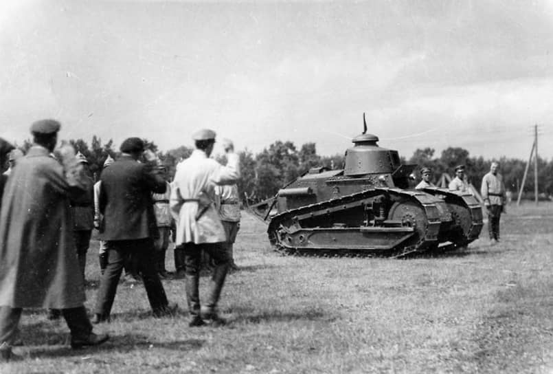 Рабочие приветствуют трофей — французский танк Renault FT-17