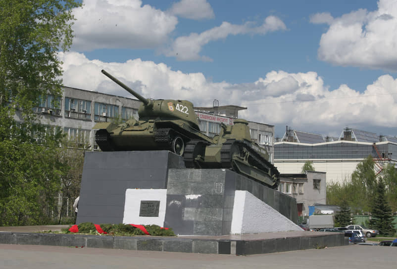 Танки Т-34 и МС-1 перед северной проходной завода "Красное Сормово"