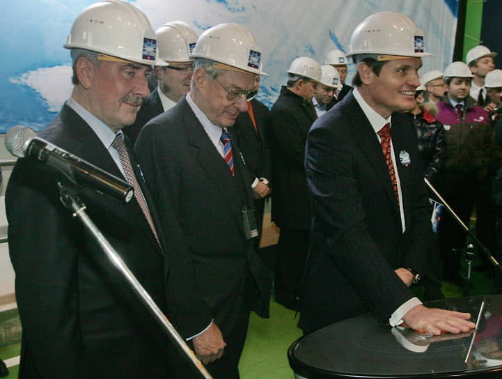 В ноябре 2011 года Стан-5000 торжественно запустили(справа налево) председатель совета директоров ОМК Анатолий Седых, председатель совета директоров группы SMS Генрих Вайс и президент ОМК Владимир Маркин 
