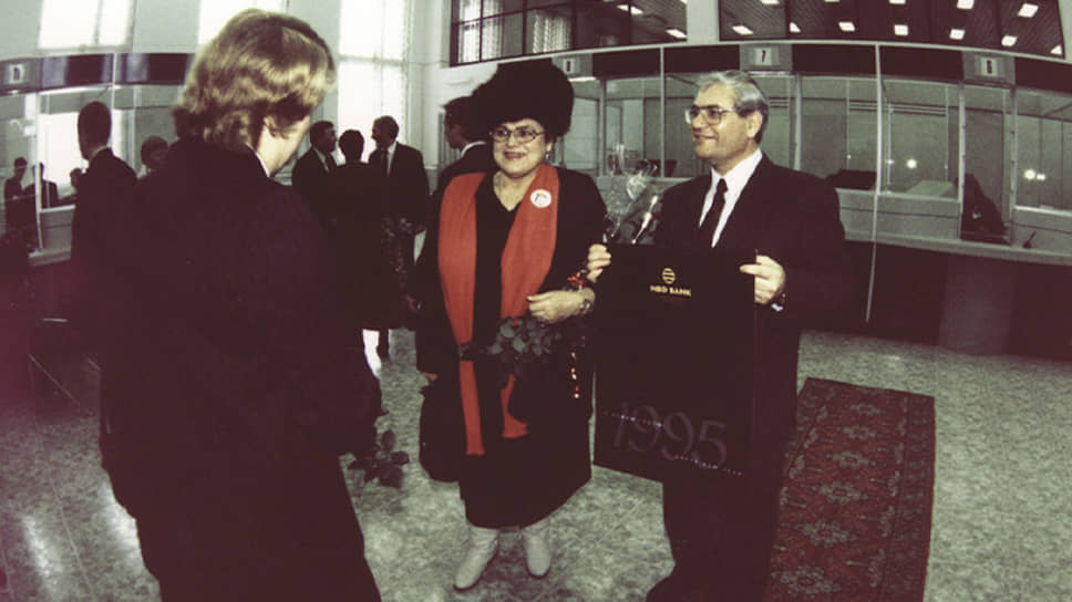 На открытии кассового зала весной 1995 года. На фото Людмила Георгиевна Зыкина и Владимир Яковлевич Чернышов (Председатель Совета директоров НБД-Банка в то время). 