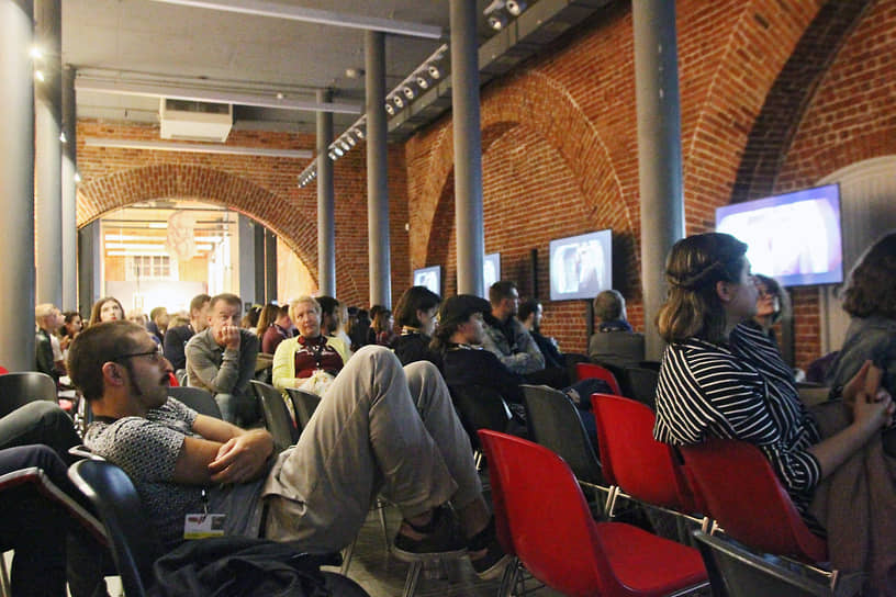 В просторных залах свободно разместились зрители фестиваля Realist Web Fest 