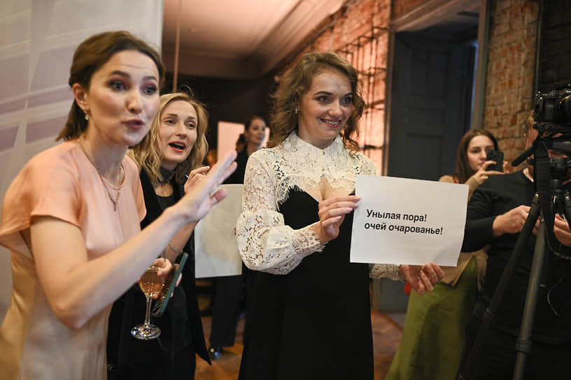 Главный редактор «Ъ-Приволжье» Александра Викулова и шеф-редактор «Ъ-Приволжье» Татьяна Салахетдинова рассказывают гостям, как будет проходит видеозапись ролика 