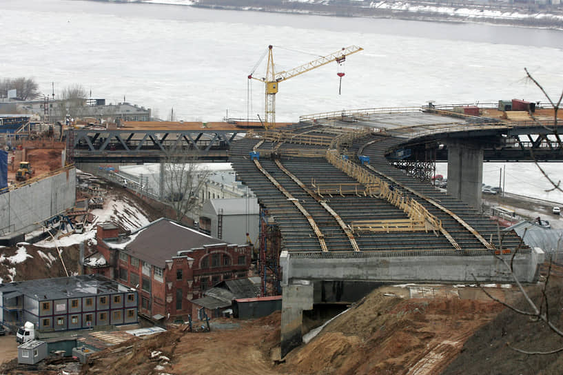 Апрель 2009 года. Строительство автомобильного съезда с метромоста