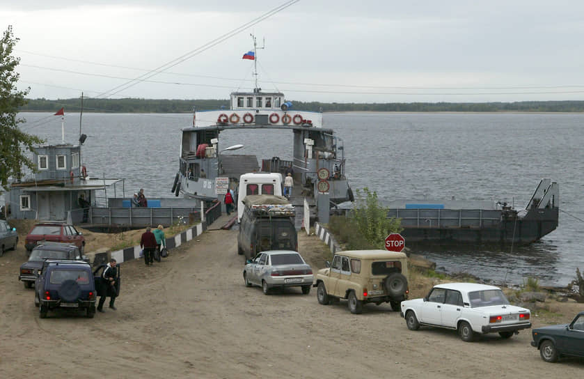 В разгар дачного сезона не спасал даже понтонный мост, и в 2007 году между Нижним Новгородом и Бором открыли паромное сообщение