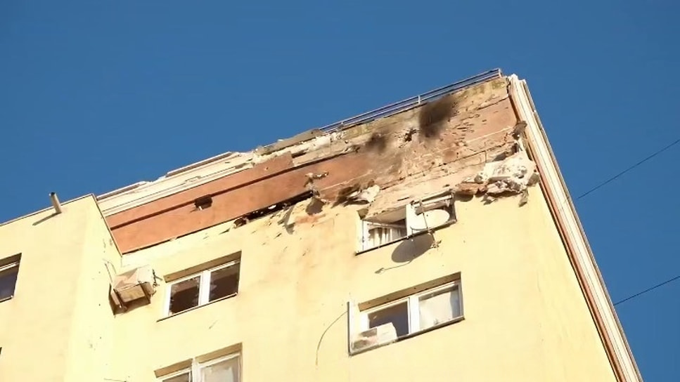 На улице Южной обломки беспилотника повредили кровлю и техническую часть жилого многоквартирного дома, что привело к возгоранию. На Рыбацкой улице попадание обломков БПЛА вызвало пожар 