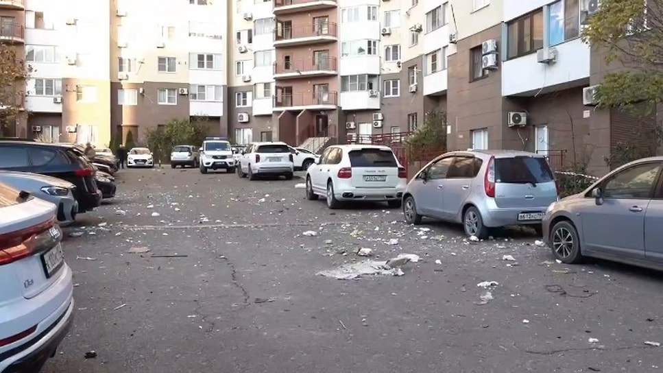 В Центральном районе на улицах Исаева, Суворовской, Набережной имени Адмирала Серебрякова и проспекте Ленина повреждено остекление в шести квартирах 