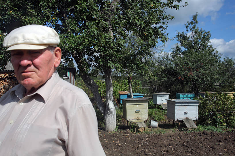 Пчеловод на своей пасеке, 2010 год 