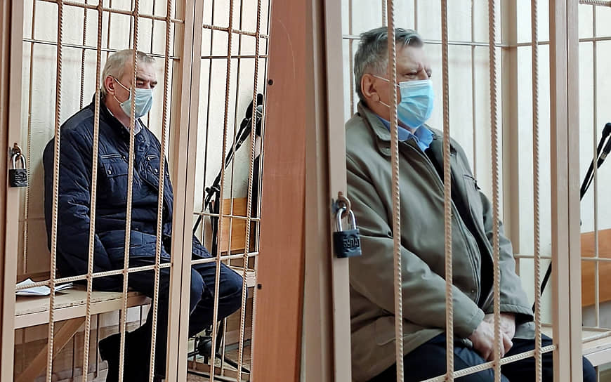 Владелец ООО «СМЦ “Стиллайн”», основной акционер завода «Тяжстанкогидропресс» Николай Степакин (слева) и Виктор Арановский, бывший генеральный директор ПАО "Тяжстанкогидропресс" (справа) во время заседания суда. 