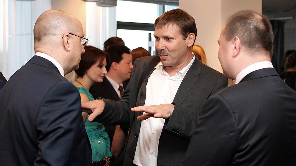 Директор сибирского филиала компании «МегаФон» Алексей Тютин (слева), совладелец и генеральный директор компании «ДубльГИС» Александр Сысоев (в центре)