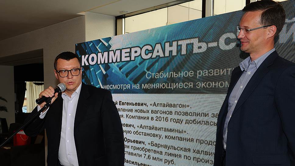 Дмитрий Медведев (слева), генеральный директор компании «Алтайвагон» и Александр Росляков (справа), директор Алтайского филиала компании "Сибирские сети".