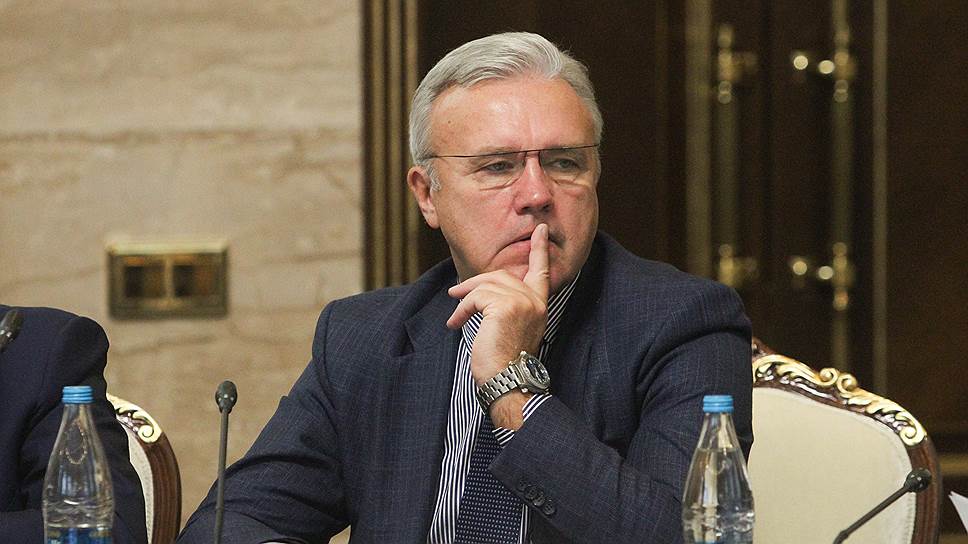 29 сентября врио губернатора Красноярского края назначен 62-летний Александр Усс. С 1998 года он председательствовал в региональном заксобрании. В 2002 году господин Усс проиграл во втором туре выборов губернатора Красноярского края, набрав 42% голосов. За Александра Хлопонина проголосовали 48% избирателей.
