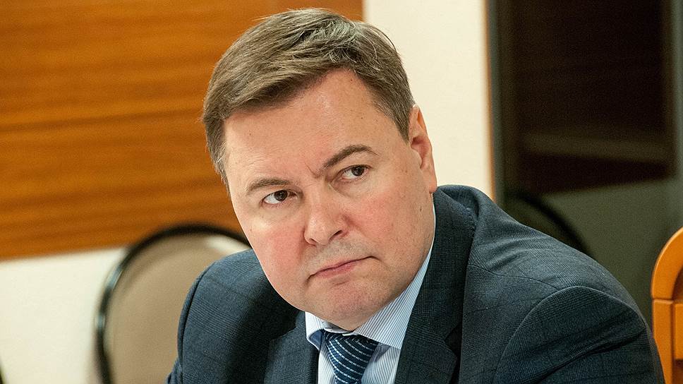 19 октября депутаты заксобрания Красноярского края избрали председателем 47-летнего Дмитрия Свиридова, который с 2004 по 2016 год занимал различные руководящие должности в структурах «Норникеля». Ранее его кандидатура была одобрена на политконференции местного отделения «Единой России».