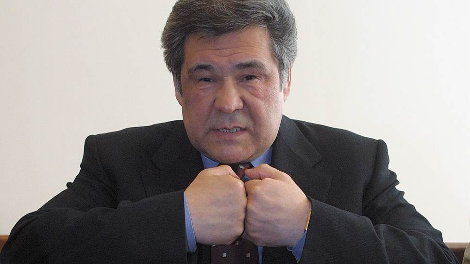 Аман Тулеев во время подписания договора с губернатором Ленинградской области Валерием Сердюковым в аэропорту Пулково, 2002 год.