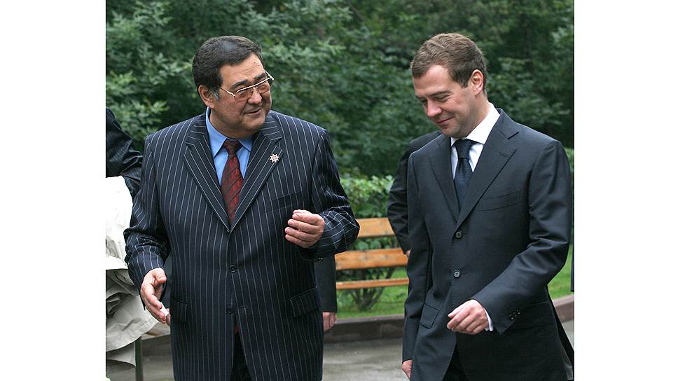 Аман Тулеев и первый вице-премьер России Дмитрий Медведев во время визита в Кемеровскую область, 2006 год.