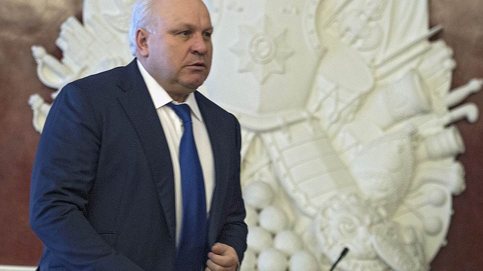 8. Глава Хакасии Виктор Зимин — 4 млн руб. Он владеет квартирой площадью более 180 кв. м, гаражом и грузовым автомобилем «Урал». Его супруга заработала 180 тыс. руб. 