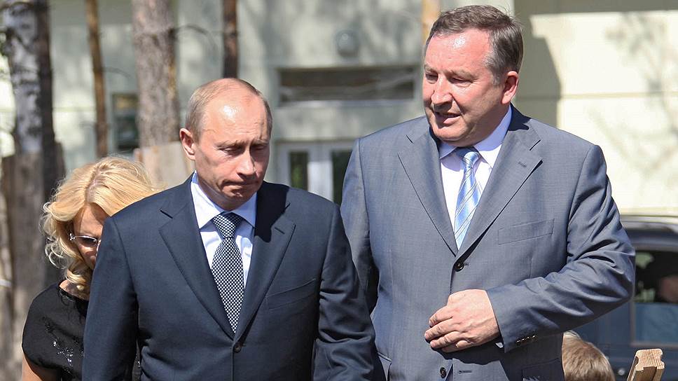 Владимир Путин и Александр Карлин перед заседаниме комиссии по вопросам регионального развития в 2009 году