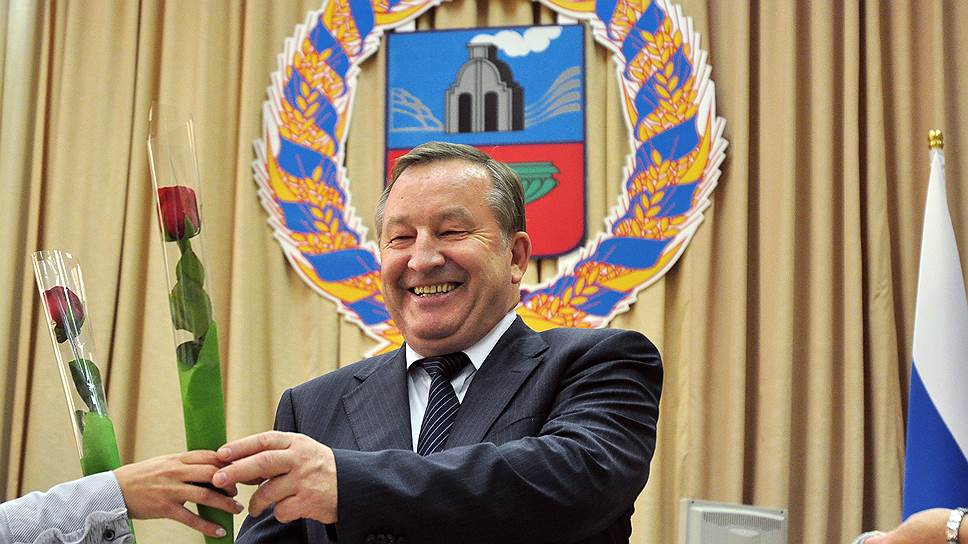 Первый срок Александра Карлина заканчивался в 2009 году. Однако президент Дмитрий Медведев внес на рассмотрение депутатов предложение продлить срок полномочий господина Карлина. Эксперты называли его переназначение событием года для региона.