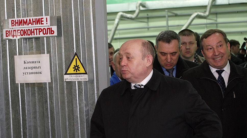 Кандидатура Александра Карлина была предложена Владимиру Путину сибирским полпредом президента Анатолием Квашниным. Вторым кандидатом в губернаторы был глава краевого лесного ведомства Яков Ишутин.