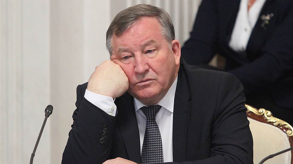 «Почему я должен комплексовать от того, что пользуюсь поддержкой в крае? Да ничего подобного! У меня далеко не самый высокий показатель, если смотреть результаты выборов по всем 30 регионам страны. Так что нет оснований для звездной болезни или бронзовения» (из интервью газете «Эксперт-Сибирь»)
