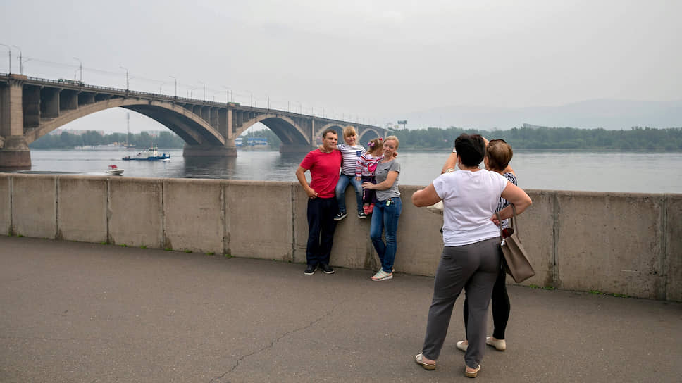Люди фотографируются на набережной Красноярска 