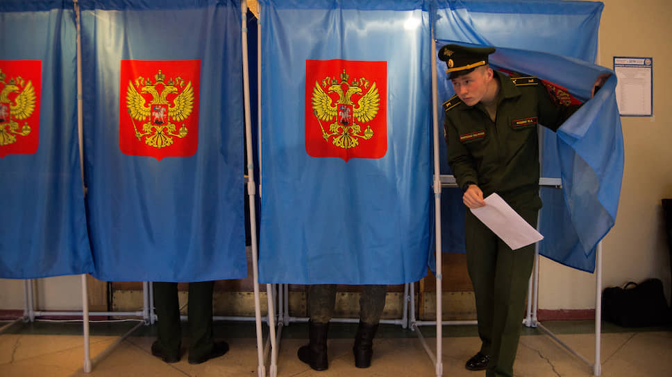Курсанты и офицеры Новосибирского высшего военного командного училища голосуют на выборах мэра Новосибирска