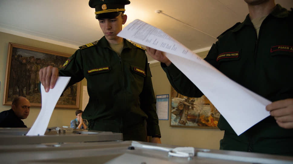 Курсанты и офицеры Новосибирского высшего военного командного училища голосуют на выборах мэра Новосибирска