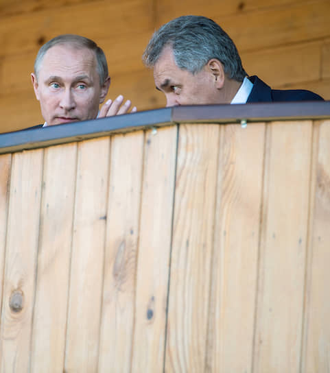 Владимир Путин (слева) и министр обороны России Сергей Шойгу (справа) во время торжественных мероприятий, посвященных 100-летию вхождения Тывы в состав России. Мероприятия прошли на стадионе "Хуреш", 2014 год