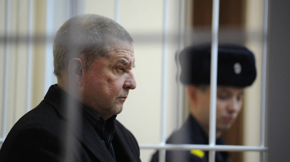 Президент ОАО «ЦУМ Новосибирск» возглавлял реготделение в 2004-2006 годах. Ушел с партийной должности по собственному желанию, на загруженность в областном парламенте и бизнесе. Однако за три месяца до его отставки «Единая Россия» проиграла выборы в облсовет, набрав в нем всего 40 мест из 98. Федеральное руководство партии ставило перед реготделением завоевать две трети мест в парламенте. В 2014 году господина Глазычева обвинили в махинациях с кредитом банка «Уралсиб» на 1 млрд руб., в 2016 году приговорен к пяти годам колонии за мошенничество. В октябре этого года суд об УДО