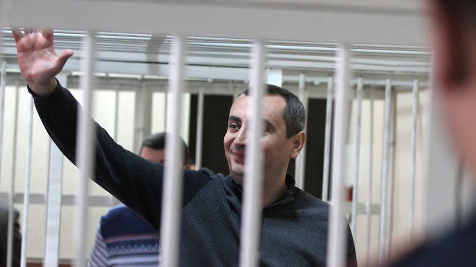 В 2017 году суд бывшего вице-мэра Новосибирска об условно-досрочном освобождении. Ранее экс-чиновнику за связь с организованной преступностью. Он отбывал наказание в екатеринбургской колонии №2, где налажено производство мебели, пластиковых окон и ритуальных принадлежностей. В колонии Александр Солодкин был трудоустроен
