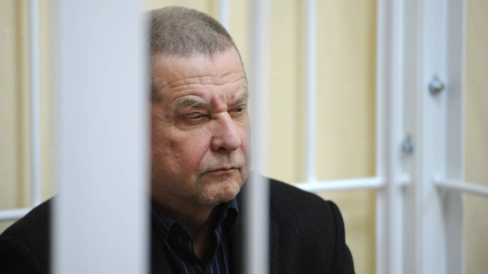 Экс-бизнесмен и лидер новосибирских единороссов раскрылся в колонии с самых разных сторон: работал аниматором на конкурсах для заключенных, писал заметки в стенгазету, получил навыки парикмахера и трудился на восстановлении церкви. Первое время он пятилетний срок заключения за мошенничество в новосибирской колонии №3. В феврале 2018 года его в колонию-поселение №8. Затем суд об условно-досрочном освобождении