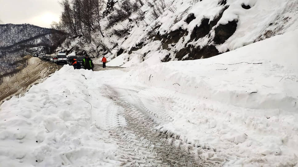 По данным МЧС, в Республике Алтай произошло два схода лавины на дороги. Снежные массы сошли на федеральной трассе Р-256 в 1,5 км от села Камлак Шебалинского района и на автодороге Майма—Горно-Алтайск в Майминском районе. Погибших и пострадавших нет 