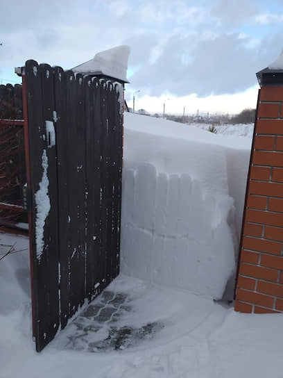 Ворота частного дома в Барнауле после сильных снегопадов 