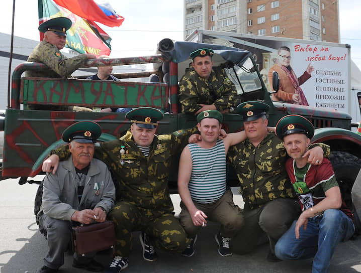 Пограничники в запасе празднуют День пограничных войск в сквере 40-летия Победы у памятника воинам-пограничникам в Новосибирске 