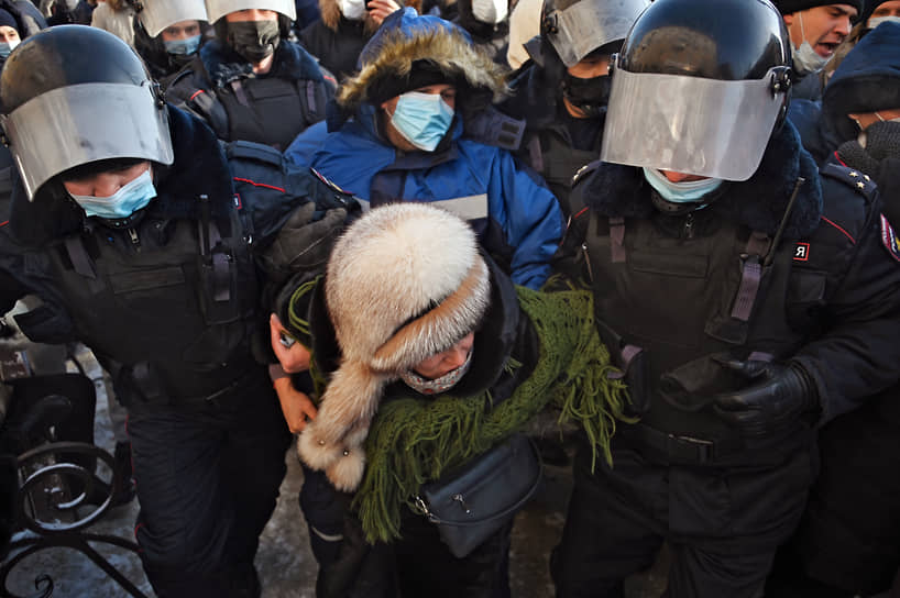 Митинг в поддержку политика Алексея Навального в Омске. Сотрудники полиции во время задержания участников митинга