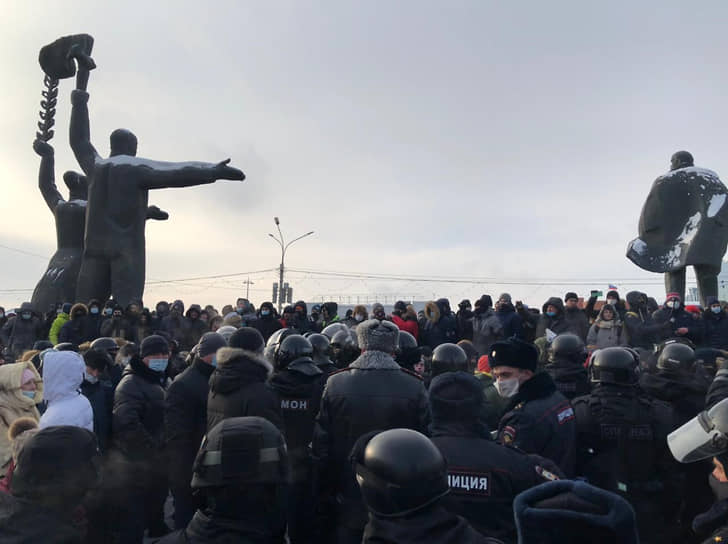 Митинг в поддержку политика Алексея Навального площади Ленина в Новосибирске