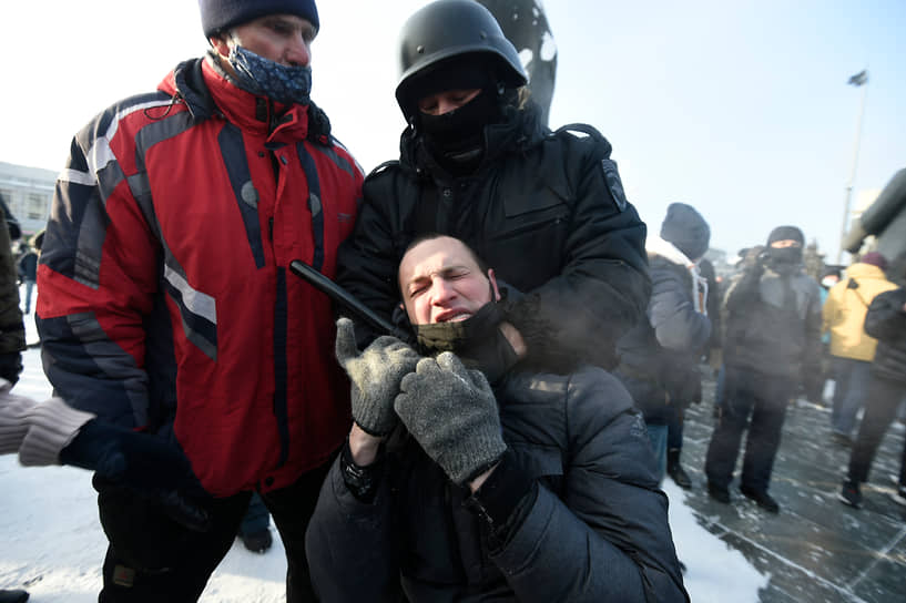 Митинг в поддержку политика Алексея Навального площади Ленина в Новосибирске. Сотрудник полиции во время задержания участника митинга