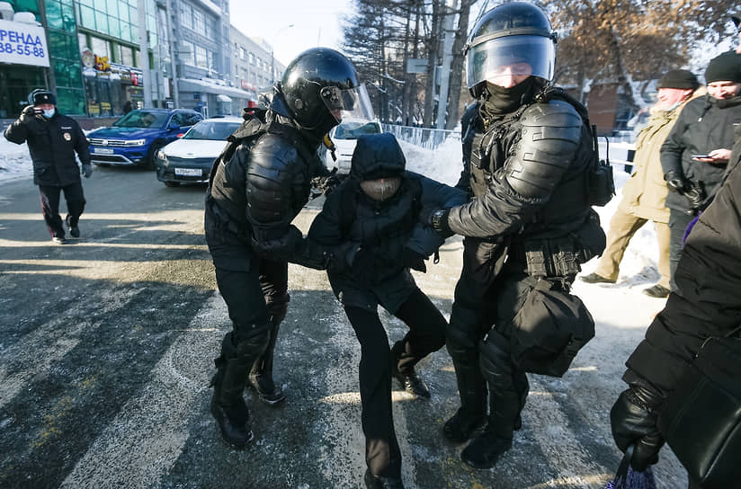 Участников шествия задерживали также в Первомайском сквере напротив мэрии