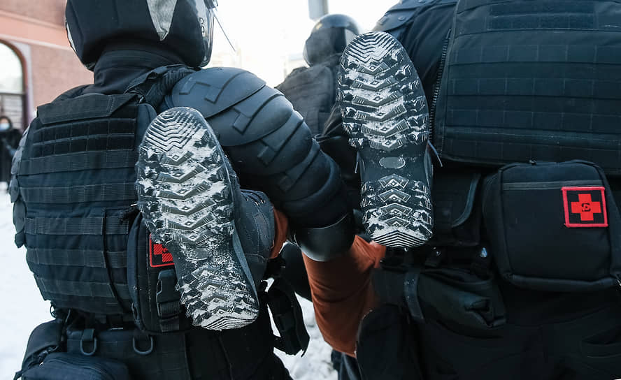 Задержание во время несанкционированной акции в поддержку оппозиционера Алексея Навального в Новосибирске