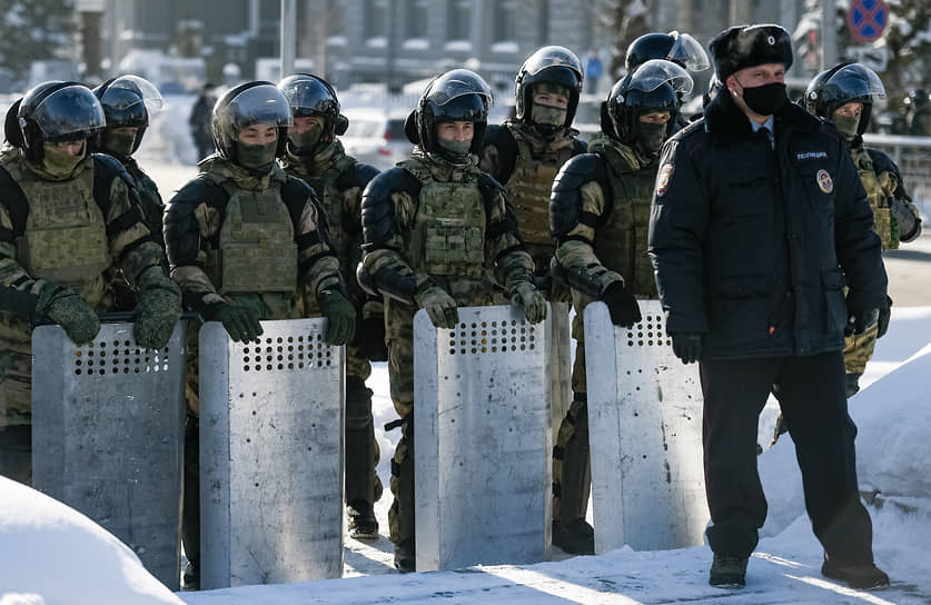 На площади Ленина были установлены заграждения и стояли машины Росгвардии