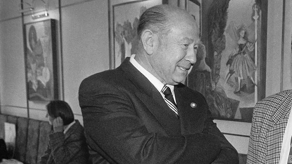 В 1975 году Алексей Леонов второй раз вышел в открытый космос уже в качестве командира космического корабля «Союз-19» по программе «ЭПАС» («Союз—Аполлон»). Полет длился пять суток, впервые была проведена стыковка кораблей двух разных стран
