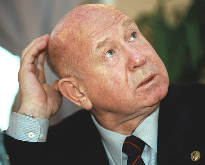 После выхода в отставку в 1992 году Алексей Леонов был директором космических программ фирмы «Четек», затем работал в «Альфа-банке», последняя должность — советник первого зампреда совета директоров банка. Также он входил в консультационный комитет инвестиционного фонда Baring Vostok
