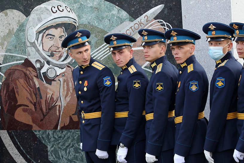 В 2007 году в честь Германа Титова, в Москве на здании Института космических исследований Российской академии наук была установлена мемориальная доска. На фото: курсанты у стелы Герману Титову в селе Полковниково, Алтайского края во время 85-летнего юбилея космонавта