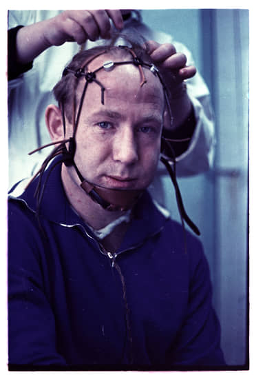 Алексей Леонов в 1957 году окончил Чугуевское военное авиационное училище, после чего служил летчиком 69-й Воздушной армии Киевского военного округа, затем — в составе 24-й Воздушной армии группы советских войск в Германии. «Поколение военных и послевоенных лет отличает готовность сделать для родины — буквально — все, что только нужно» В 1960 году Алексей Леонов стал членом отряда Центра подготовки космонавтов (ЦПК) ВВС, вошел в число первых 20 летчиков, отобранных для полета в космос