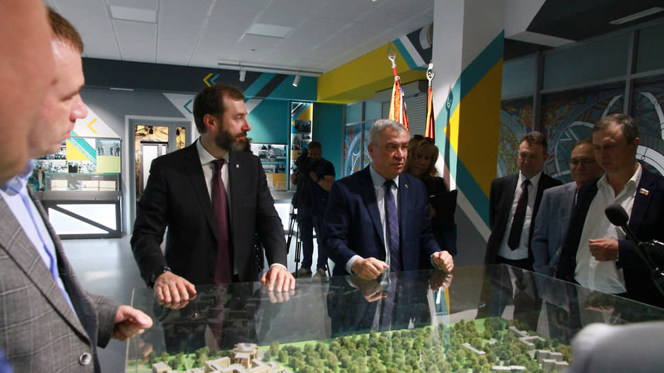  справа Ректор НГУ, депутат ЗСО НСО Михаил Федорук  