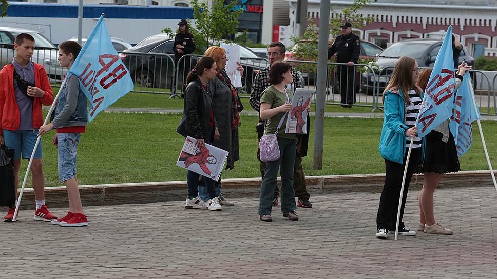 Этот митинг собрал всех недовольных - болельщиков "Амкара", обманутых дольщиков.