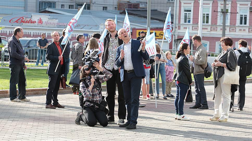 Представители оппозиции мирно поспорили с провластным движением